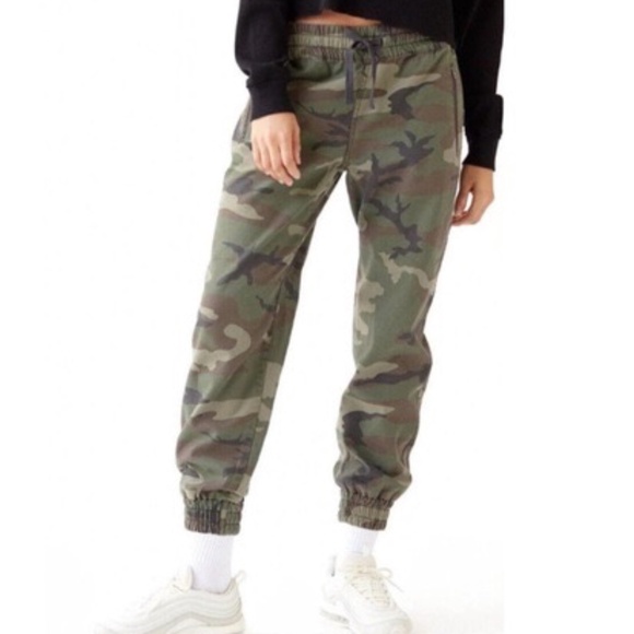 Aritzia Pants - TNA | XS Camo Jogger Pants